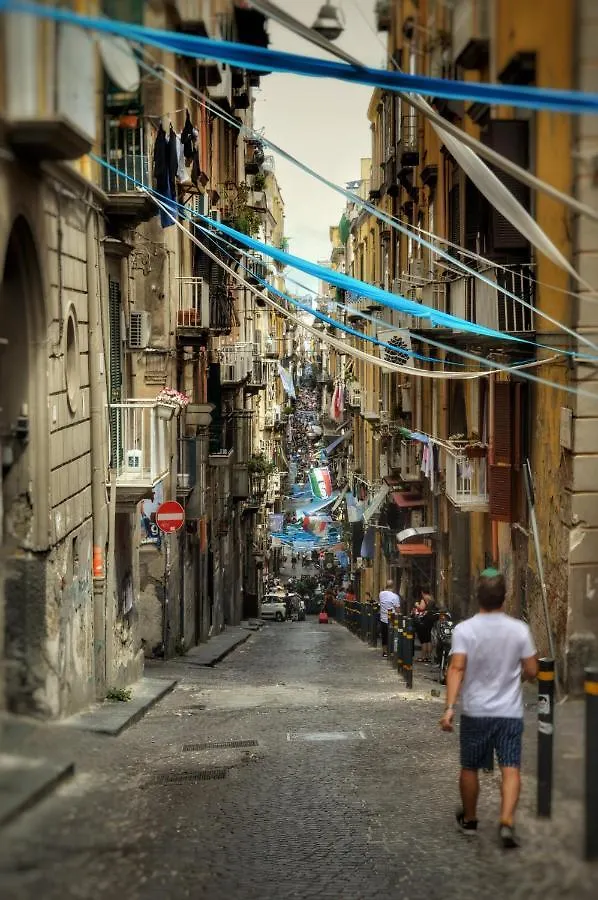Addu Donn'Anna Ai Quartieri Spagnoli. Napoli